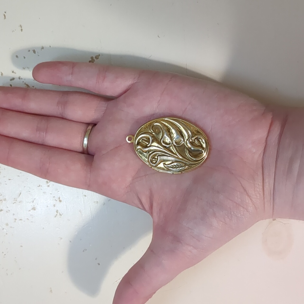 Vintage Costume Jewelry Locket - Picture 4 of 4